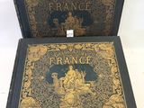 une paire de livres aux couvertures dorées et noires