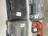 de nombreux outils posés sur le sol
