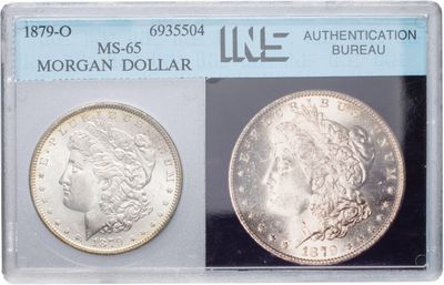 Deux dollars Morgan sont exposés dans une vitrine