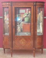 Vitrine de style Louis XVI en bois marqueté, vitres galbées. (photo 2)