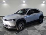 une photo d'un SUV argenté garé dans une pièce