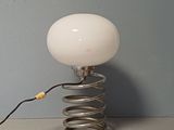 une lampe posée sur un ressort