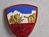gros plan d'un badge sur une surface blanche