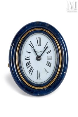 une petite horloge dont le cadran est orné de chiffres romains