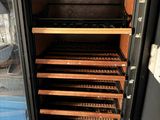 un petit réfrigérateur contenant de nombreux plateaux de nourriture