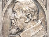 portrait d'un homme barbu et moustachu sur une plaque