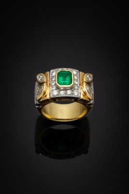 une bague en émeraude et diamant