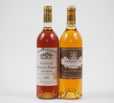 deux bouteilles de vin posées l'une à côté de l'autre sur une surface blanche