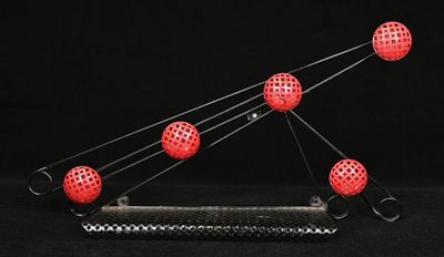 cinq boules rouges reliées par un fil