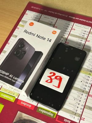 une boîte de Redmi Note 11 à côté d'une boîte de Redmi Note 11