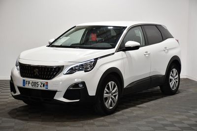 la voiture blanche est garée sur le sol à carreaux d'une pièce