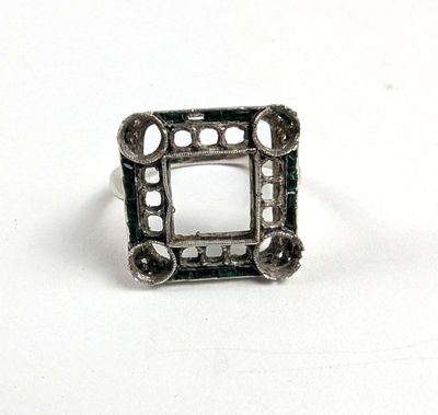 une image représentant une bague en argent percée de trous au milieu