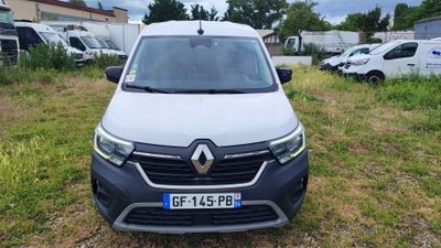 l'avant d'une camionnette blanche garée dans un champ herbeux