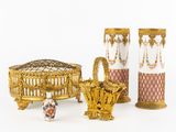 trois vases, un panier et un panier posé sur une surface blanche
