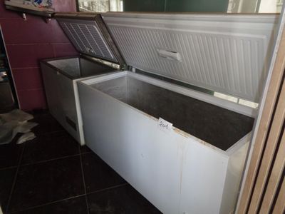 un congélateur coffre blanc installé dans une cuisine