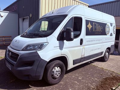une camionnette blanche garée devant un bâtiment