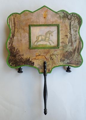 un tableau représentant un cheval dans une forêt est accroché au mur