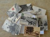 une pile de vieilles cartes postales sur une table