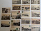 de nombreuses vieilles photos de personnes et de bateaux accrochées au mur