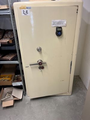 une porte de coffre-fort blanche dans un coin d'une pièce