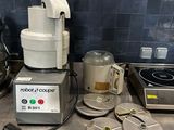 un mixeur posé sur le comptoir d'une cuisine