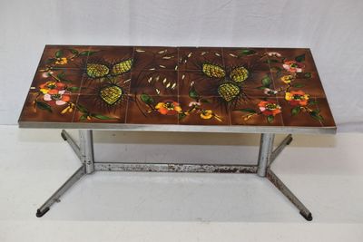 VALLAURIS, TABLE basse carrelée (accidents), piétement métal…