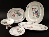un ensemble d'assiettes et de bols décorés de fleurs