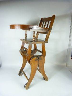 Chaise haute de style alsacien.