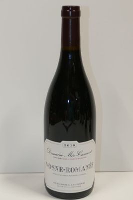 une bouteille de vin posée sur une table