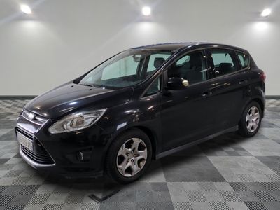 la voiture noire est garée dans le garage sur un sol en damier