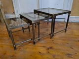 deux tables avec un plateau en verre, posées sur un plancher en bois
