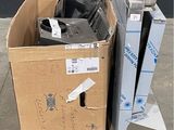 un tas de matériel électronique posé sur une palette
