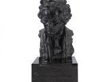 statue représentant un chien dont la tête est composée de fleurs, posée sur un socle noir