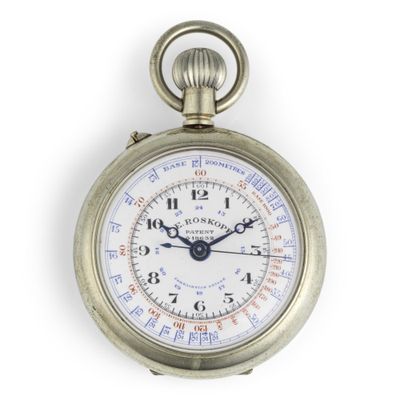 gros plan d'une montre de poche sur fond blanc
