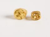 une paire de boucles d'oreilles en plaqué or sur fond blanc