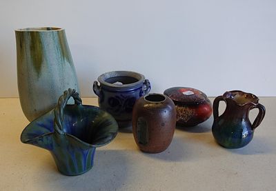 de nombreux types de vases sur la table