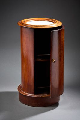une image d'un petit meuble en bois avec un plateau en marbre
