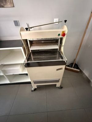 une machine qui se trouve dans le coin d'une pièce