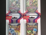 L'emballage contient quatre paquets de cartes à collectionner Pokémon.