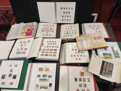 beaucoup de livres posés sur la table, sur lesquels figurent des timbres