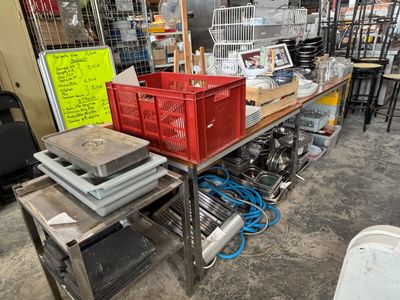 une table sur laquelle se trouvent plusieurs objets