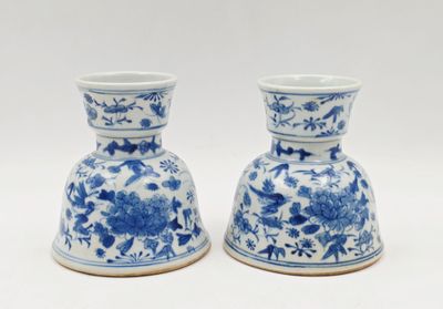 deux vases bleus et blancs ornés de fleurs