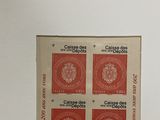 quatre timbres rouges sur un cadre blanc, sur fond blanc