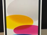 Un iPad 11 d'Apple est présenté dans une boîte blanche sur laquelle est apposé un autocollant jaune