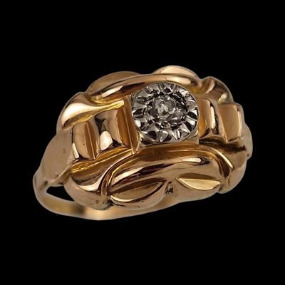 l'image d'une bague en or sertie d'un diamant