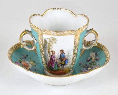 une tasse à thé et une soucoupe ornées d'une peinture