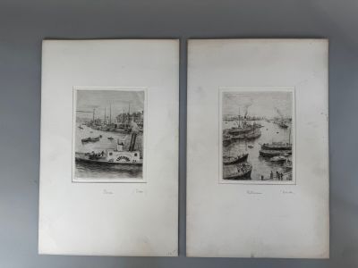 deux reproductions encadrées représentant des bateaux dans un port, accrochées à un mur bleu
