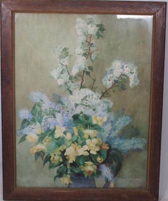 tableau représentant des fleurs dans un vase posé sur une table devant un mur
