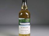 l'image d'une bouteille de whisky posée sur une table