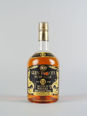 gros plan d'une bouteille de whisky sur une surface blanche